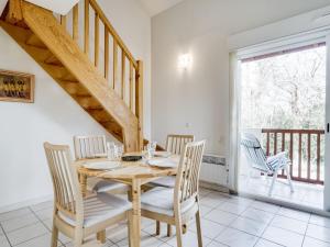 Ruang duduk di Apartment Les écureuils by Interhome