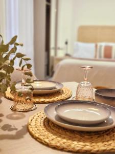 una mesa con platos y platos encima en Apartamentos VITA CENTER, en Granada