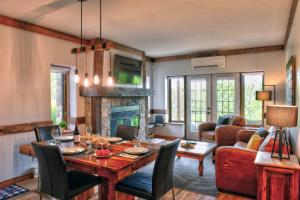 un salon avec une table et une cheminée dans l'établissement L'Algonquin A, à Mont-Tremblant