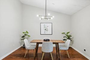 Galería fotográfica de Charming 3 Bedrooms Escape w Pool Yard Foosball en Plano