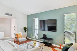 Una televisión o centro de entretenimiento en Charming 3 Bedrooms Escape w Pool Yard Foosball 32 fotos más