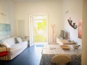 una sala de estar con un sofá y una mesa en Casa Marina, en Tellaro