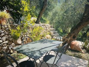 una mesa y sillas sentadas en un jardín en Casa Marina, en Tellaro