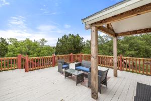 Balkón nebo terasa v ubytování Entire 2br 2ba hilltop view home Sleeps 8 pets 4 acres Jacuzzi Central AC Kingbeds Office Free WiFi Parking Full Kitchen Refrigerator Washer Dryer Furnished Three 3 Large Sunset Dining Patios Grill Stovetop Oven Hiking Wildlife Firepit Quiet very Secluded