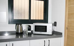 encimera de cocina con microondas y cafetera en DakarByDays-DBD008 appartement Astrid 1 chambre, en Dakar