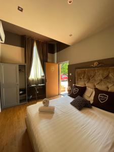 een slaapkamer met een groot wit bed en een raam bij Villa Tower Inn in Pisa