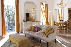 sala de estar con sofá y mesa en Luxury Boutique Home - Premium center location - Mole Antonelliana view - 3 Bedroom with Balcony - Grand Maison, en Turín