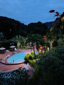 - Vistas a la piscina del complejo en Hotel Campestre Casona del Camino Real, en San Gil