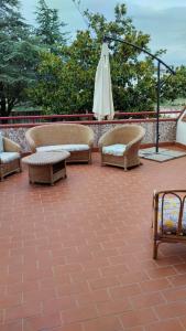 patio con sedie, ombrellone e tavolo di VILLA Camillo a Mattine