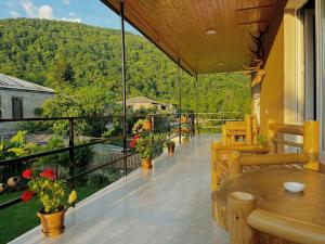 d'un balcon avec des tables et des chaises et une vue sur la montagne. dans l'établissement Mountain View, à Lagodekhi