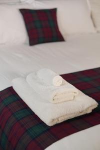 Una toalla blanca sobre una cama en North Coast 500 Pods - Brora, en Brora