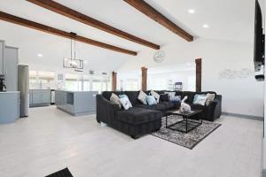 QuinlanにあるYour Lakeside Destination - 3 Bedrooms Lake Accessのリビングルーム(ソファ2台付)、キッチンが備わります。