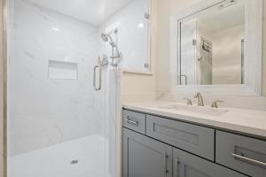 QuinlanにあるYour Lakeside Destination - 3 Bedrooms Lake Accessのシャワーと洗面台を備えた白いバスルーム +46枚の写真