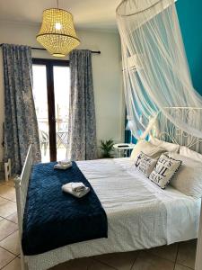 Schlafzimmer mit einem Bett mit Moskitonetz in der Unterkunft Case Vanella Grande aspra bagheria in Bagheria