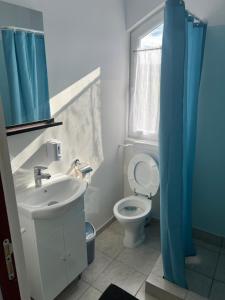 a bathroom with a sink and a toilet at Sale&Pepe in Faraoaní