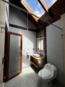 巴尼奧斯的住宿－La Quinta Mansión Lofts，一间带卫生间和水槽的浴室