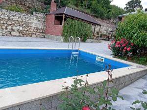 una piscina con una fuente en un patio en Green Garden, en Ijevan