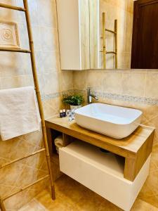 ein Badezimmer mit einem Waschbecken auf einem Holztisch in der Unterkunft Case Vanella Grande aspra bagheria in Bagheria
