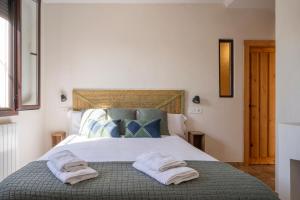 Un dormitorio con una cama con toallas. en Complejo Rural en Porcuna-Jaén, en Porcuna 37 fotos más