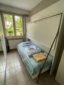 a small room with a bed in a room at Gezellig centraal gelegen app voor 3 personen in Koksijde