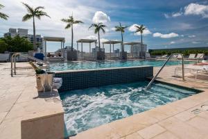 Bazén v ubytování myBoulan Miami Beach Convention Center nebo v jeho okolí