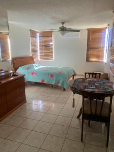 - une chambre avec un lit et une table dans l'établissement Ocean View, à La Parguera
