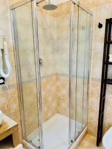 eine Dusche mit Glastür im Bad in der Unterkunft Case Vanella Grande aspra bagheria in Bagheria