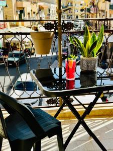 un tavolo con piante e una sedia sul balcone di Case Vanella Grande aspra bagheria a Bagheria