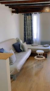 ラ・フェルテ・スー・ジュアールにあるCharmant studio coup de cœur Disneyのソファと窓のあるリビングルーム