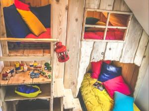 a room with two bunk beds in a cabin at Maison de vacances atypique in Guérande