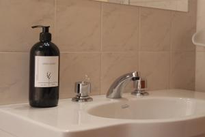 eine Flasche Wein auf einem Waschbecken in der Unterkunft La Casita del Bosque in San Martín de los Andes + 21 Fotos