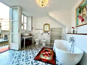 y baño con bañera, aseo y lavamanos. en Luxury Boutique Home - Premium center location - Mole Antonelliana view - 3 Bedroom with Balcony - Grand Maison, en Turín