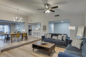 Χώρος καθιστικού στο Spacious Bright and Modern Home with Pool