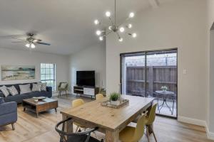 Μια τηλεόραση ή/και κέντρο ψυχαγωγίας στο Spacious Bright and Modern Home with Pool