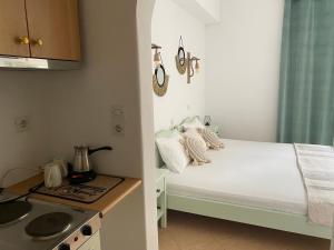 Dormitorio pequeño con cama y fogones en Ξενοδοχειο Julietta, en Patitiri
