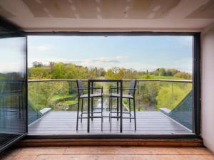 Balkón nebo terasa v ubytování Inviting 5-Bed House with fishing lake in Devizes