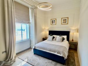 a bedroom with a large bed and a window at 'Gordon' in ApartNest Auchterarder in Auchterarder