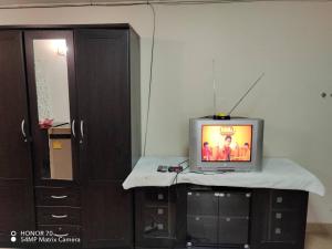 a television sitting on a counter in a room at SimpleRoomDesign, VeryClose Impact Muaungthongthani in Thung Si Kan