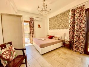 a bedroom with a bed and a chandelier at Casa Francesco in Forza dʼAgro