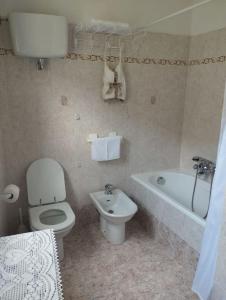 Un baño con inodoro, bañera y lavabo. en Casa degli uccellini - Cerreto di Spoleto, en Cerreto di Spoleto