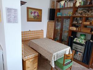 una habitación con una mesa y un estante de libros en Casa degli uccellini - Cerreto di Spoleto, en Cerreto di Spoleto