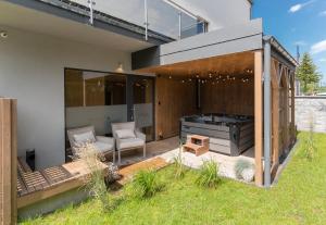 an outdoor patio with a stove and a grill at BOHO Butikowe Apartamenty Jastrzębia Góra in Jastrzębia Góra