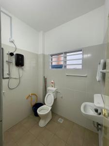 Batu Gajah的住宿－Azman Homestay，一间带卫生间和水槽的浴室