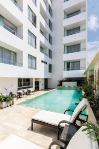 a swimming pool in front of a building at Hotel Estelar Yopal in Yopal