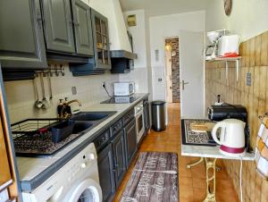 Kuchyňa alebo kuchynka v ubytovaní 2 bedroom flat with terrasse & car-park Nice Ouest