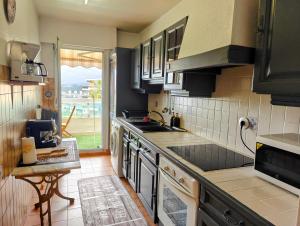 Kuchyňa alebo kuchynka v ubytovaní 2 bedroom flat with terrasse & car-park Nice Ouest