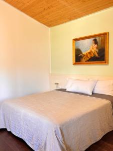 Schlafzimmer mit einem Bett mit Wandgemälde in der Unterkunft Casa Locarnesa in Gambarogno