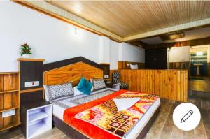 Postel nebo postele na pokoji v ubytování Tirthan Crest Homestay