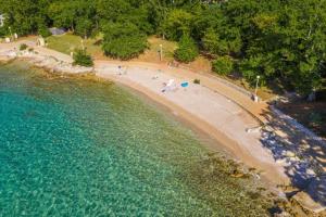 an overhead view of a beach with people and the water at Krk Njivice in Njivice