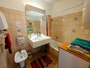 Kúpeľňa v ubytovaní 2 bedroom flat with terrasse & car-park Nice Ouest
